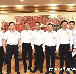 深圳市委书记王伟中、市长陈如桂等深圳四套班子领导会见香港信义集团董事局主席、优米app下载直播创会会长李贤义等爱心企业家并座谈